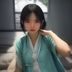 资深编辑林晓萱的职业照，短发女性在工作台前微笑，背景为书架与动漫周边